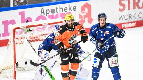 Justin Braun (Straubing Tigers, blaues Trikot) vor dem Tor mit Cameron Brace (Löwen Frankfurt, orangenes Trikot).