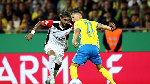 Omar Marmoush (Eintracht Frankfurt) und Sven Köhler (Eintracht Braunschweig)