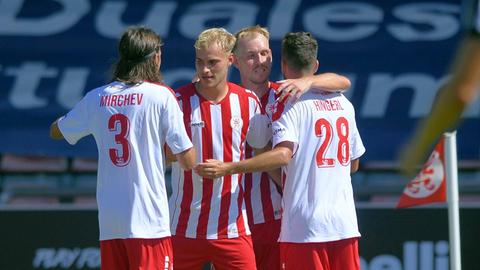 ubel, Freude nach dem Tor, Treffer zum 1:0; Tobias Boche (KSV Hessen Kassel) (M), Marco Hingerl, Emanuel Mirchev (KSV Hessen Kassel 3) 