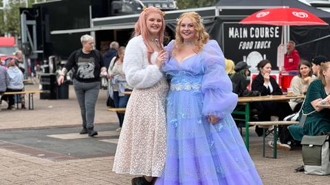 Das Bild zeigt zwei Cosplayerinnen auf der Buchmesse 2024: Die beiden Frauen tragen opulente Prinzessinenkleider in Lila und Weiß.