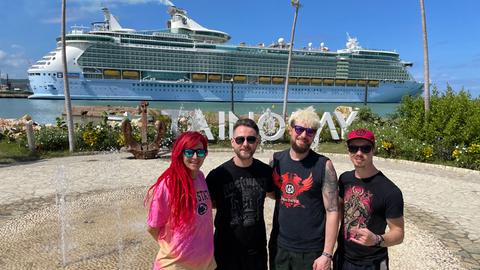 April Art vor dem Kreuzfahrtschiff der "70.000 ton of metal cruise"