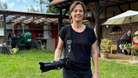 Fotografin Petra Arnold mit ihrer Kamera. 