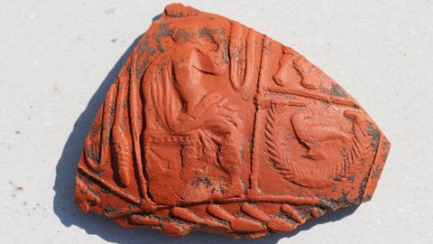 Fragment einer Keramikscherbe mit Reliefdekor (Terra sigillata). Datierung: um 100 n. Chr.
