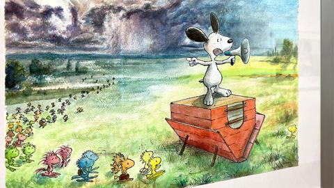 Ein an Snoopy erinnernder Comic-Beagle weist mit einem Megafon kleinen bunten Gestalten den Weg zu seiner zur Arche umfunktionierten Hundehütte.