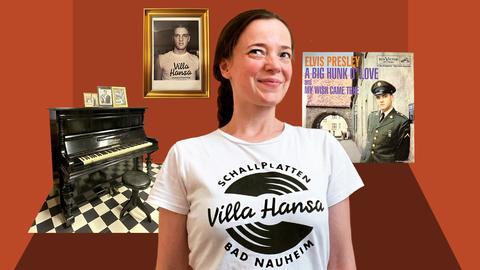 Collage aus verschiedenen Elementen: im Bildvordergrund groß eine junge Frau, die verschmitzt lächelt und ein weißes T-Shirt mit dem Aufdruck "Villa Hansa" trägt. Im Bildhintergrund ein Bild mit goldenem Rahmen und einem S/W-Portrait von Elvis Presley, der ebenfalls solch ein T-Shirt trägt. Daneben links ein Klavier, rechts ein Schallplattencover und verschieden dunkle terrafarbene Flächen, die einen Raum andeuten.