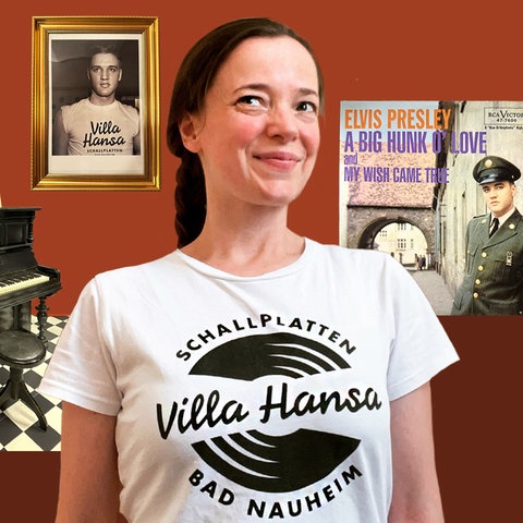 Collage aus verschiedenen Elementen: im Bildvordergrund groß eine junge Frau, die verschmitzt lächelt und ein weißes T-Shirt mit dem Aufdruck "Villa Hansa" trägt. Im Bildhintergrund ein Bild mit goldenem Rahmen und einem S/W-Portrait von Elvis Presley, der ebenfalls solch ein T-Shirt trägt. Daneben links ein Klavier, rechts ein Schallplattencover und verschieden dunkle terrafarbene Flächen, die einen Raum andeuten.