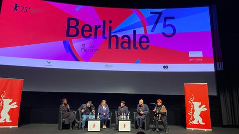 Hinterbliebene des Hanau-Attentats im Gespräch auf der Berlinale.