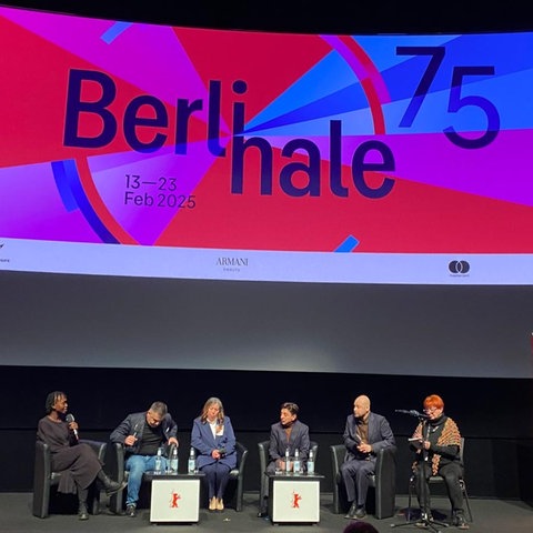 Hinterbliebene des Hanau-Attentats im Gespräch auf der Berlinale.