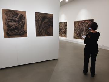 Blick in die Ausstellung "Dancing in Darkness" in Gießen