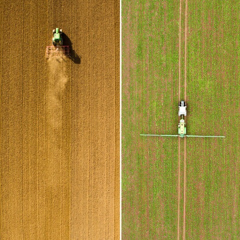 Bild-Kombo aus drei Drohnen-Aufnahmen - Landwirte bei der Feldarbeit