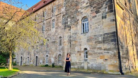 Gedenkstättenleiterin Ann Katrin Düben steht vor der Breitenauer Klosterkirche