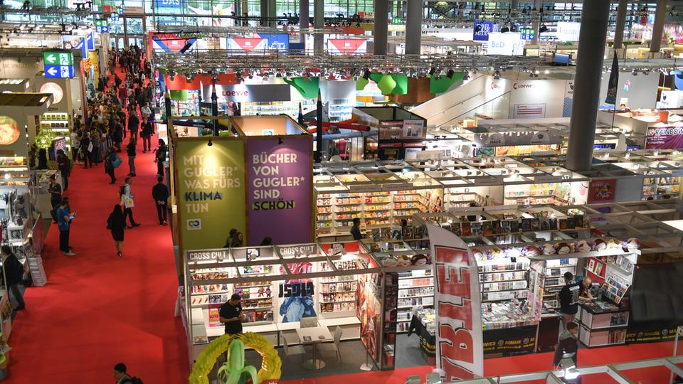 Blick über eine Ausstellungshalle der Frankfurter Buchmesse