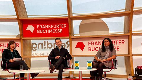 Meron Mendel und Saba-Nur Cheema auf einem Podium mit Moderatorin Naomi Naegele (l.)