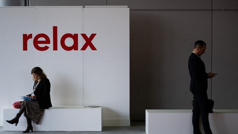 Besucher haben sich auf der Buchmesse Frankfurt in eine Ecke der Halle 3 zurückgezogen.