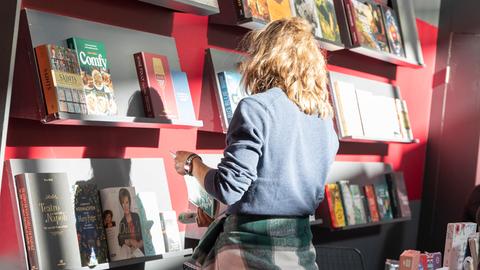 Frankfurter Buchmesse 2023: Eine Besucherin blättert an einem Stand durch ein Buch. 