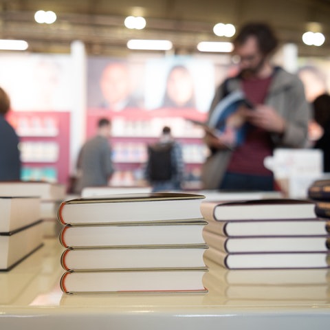 Bücher stehen auf einem Stand auf der Frankfurter Buchmesse. 