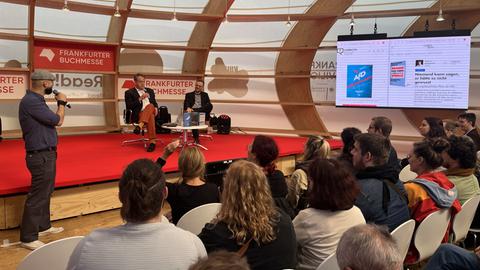 Die Correctiv-Journalisten Marcus Bensmann und Jean Peters im Gespräch mit den Lesern und Leserinnen auf der Buchmesse. 