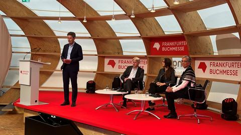 Buchmesse-Sprecher Torsten Casimir, Buchmesse-Chef Juergen Boos, Autorin Elif Shafak und Karin Schmidt-Friderichs, Vorsteherin des Börsenvereins des Deutschen Buchhandels, bei der Eröffnungs-Pressekonferenz der Buchmesse 2024. 