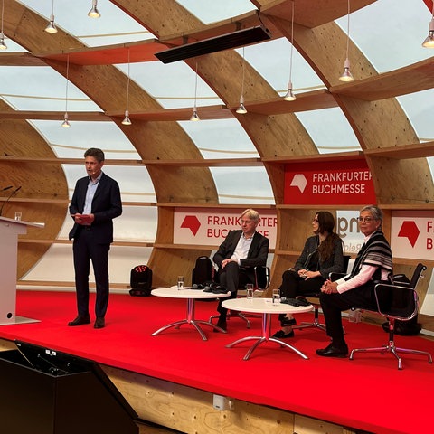 Buchmesse-Sprecher Torsten Casimir, Buchmesse-Chef Juergen Boos, Autorin Elif Shafak und Karin Schmidt-Friderichs, Vorsteherin des Börsenvereins des Deutschen Buchhandels, bei der Eröffnungs-Pressekonferenz der Buchmesse 2024. 