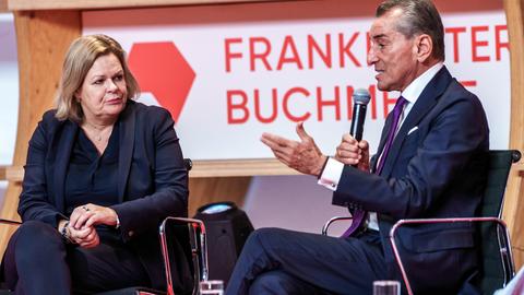 Bundesinnenministerin Nancy Faeser (SPD) und Michel Friedman, Philosoph und Jurist, diskutieren im Frankfurt Pavillon. 