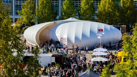 The Frankfurt Pavilion on the agora of the exhibition center.