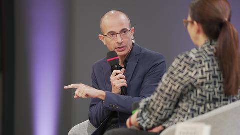 Yuval Noah Harari im Gespräch auf der gemeinsamen Bühne von ARD, ZDF und 3sat.