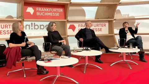 Die italienischen Autorinnen und Autoren Francesca Melandri (2.v.l-r), Antonio Scurati und Paolo Giordano berichten über die Lage in ihrem Land, moderiert von der Journalistin Birgit Schönau, auf der Frankfurter Buchmesse.