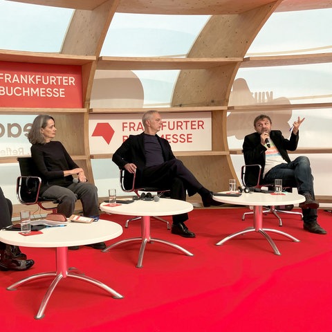 Die italienischen Autorinnen und Autoren Francesca Melandri (2.v.l-r), Antonio Scurati und Paolo Giordano berichten über die Lage in ihrem Land, moderiert von der Journalistin Birgit Schönau, auf der Frankfurter Buchmesse.