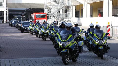 Die Polizei-Eskorte begleitet das spanische Königspaar bei ihrer Abfahrt.