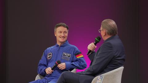 Astronaut Matthias Maurer kam sogar in ESA-Uniform.