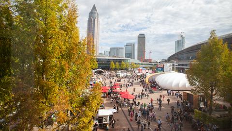 Ein Foto von der Buchmesse vor Corona im Jahr 2019: Menschen auf der Agora.