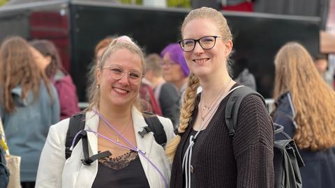 Zwei lächelnde Frauen mit Brille