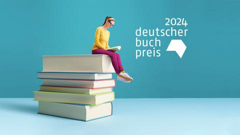 Sechs Bücher vor türkisfarbenem Hintergrund. Auf den Büchern sitzt eine kleine lesende Frau. Daneben ein Logo mit dem Schriftzug "Deutscher Buchpreis 2024".