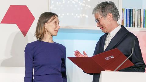 Autorin Martina Hefter (links) erhält den Buchpreis 2024 - Karin Schmidt-Friderichs überreicht als Vorsteherin des Börsenvereins des Deutschen Buchhandels die Urkunde