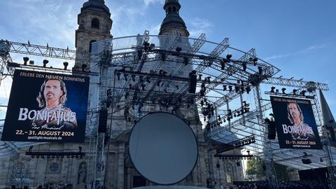 Ansicht der Bühne des "Bonifatius"-Musicals auf dem Fuldaer Domplatz