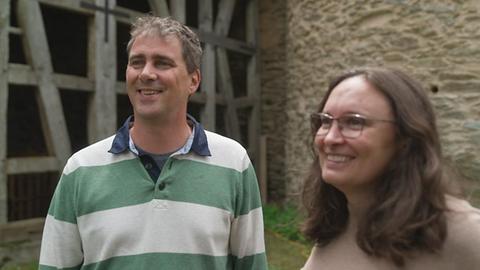 Dirk und Lauren Liss stehen vor Burg und lächeln.