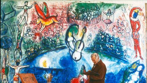 Der französische Maler Marc Chagall vor seinem Werk "Commedia dell'Arte". 