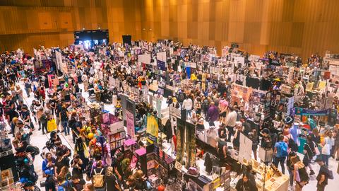 The creative market in the dealer area offers 250 exhibitors the opportunity to sell products.