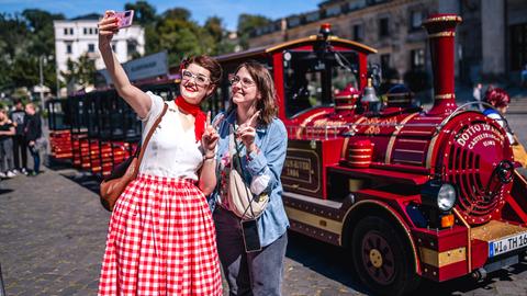 Cosplay-Fotoshooting vor der THermine Stadtbahn