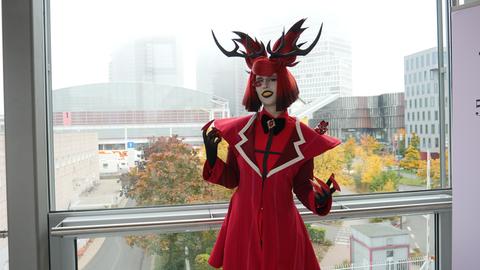 Cosplayerin Linda stellt den Charakter "Alastar" aus der Serie "Hazbin Hotel" dar