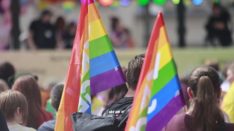 Demonstranten mit Regenbogenfahnen