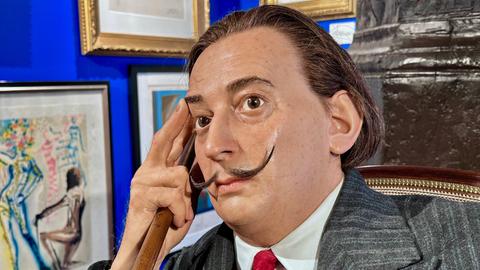 Ausstellungs-Ansicht der Schau "Dali" in Steinau an der Straße. Das Bild zeigt eine lebensgroße Silikonfigur des Künstlers Salvador Dali.