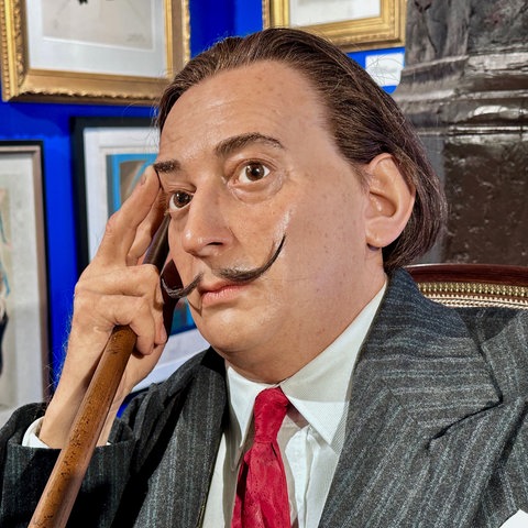 Ausstellungs-Ansicht der Schau "Dali" in Steinau an der Straße. Das Bild zeigt eine lebensgroße Silikonfigur des Künstlers Salvador Dali.