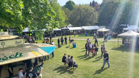 Festivalgelände mit verschiedenen Zelten