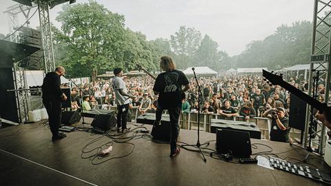 Blick von der Bühne mit Musikern auf Open Air Publikum