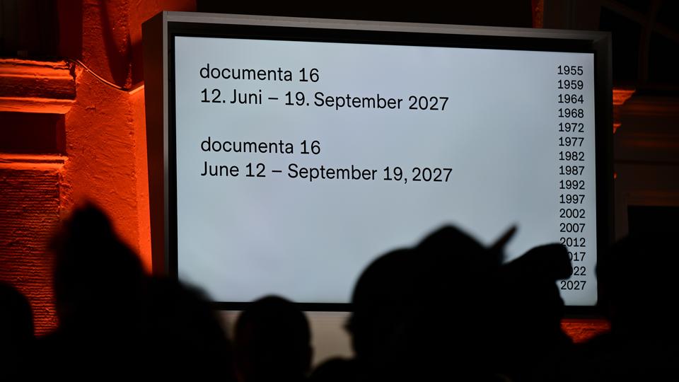 Auf einem Monitor an der Wand vom Friz ist anlässlich der Schließung der documenta fifteen der Termin für die documenta 16 genannt, die vom 12. Juni 2027 bis 19.September 2027 dauern soll.