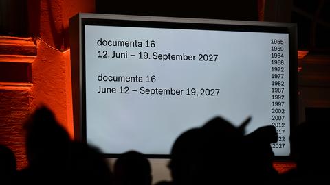 Auf einem Monitor ist der Termin für die documenta 16 genannt.