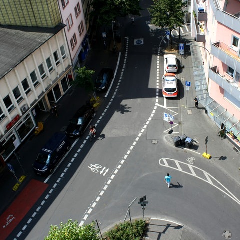 Blick aus der Vogelperspektive auf einen Platz