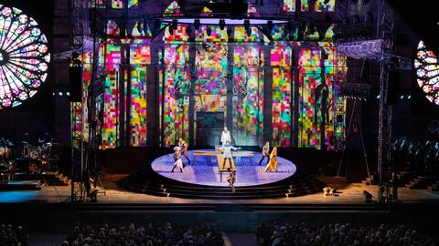 Fuldaer Dom mit Lichteffekten bei der Musical-Premiere "Bonifatius"