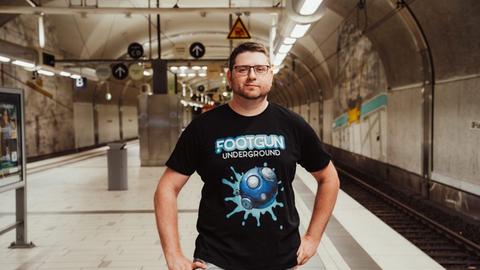 Eduard Dobermann von "Turtle Knight Games" steht auf einem Bahnsteig